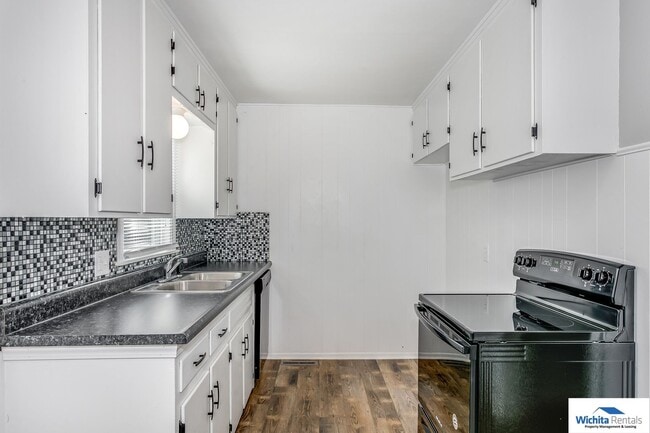 Building Photo - ***Showings starting 01/05/26***