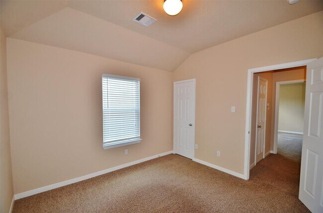 Building Photo - 5015 Willow Point Dr