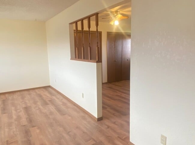 Building Photo - Bright & Roomy 2 Bedroom Apartment in Gree...