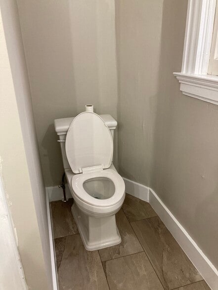 Bathroom - 2221 Oakland Ave, Apt A