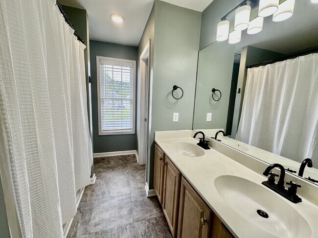 Building Photo - Bright and Airy Three Bedroom Home in Lake...
