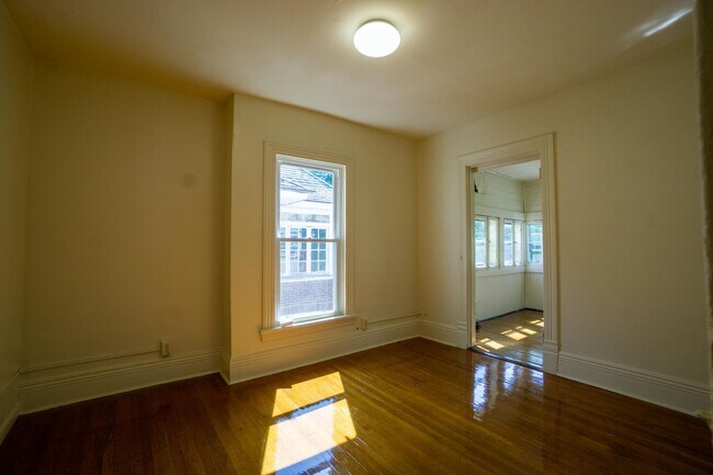 Building Photo - 116 Victoria Pl