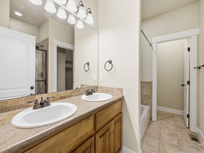 Building Photo - Gorgeous 3-Story Townhome in Excellent Fort Collins Location!