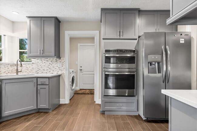 Building Photo - 11715 Park Creek Dr