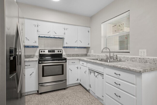 Building Photo - 613 Edgecliff Dr
