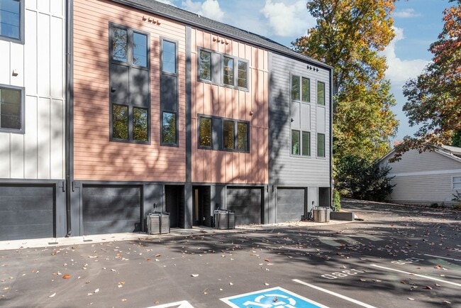 Building Photo - Modern, Move-In Ready Living in Plaza Midwood