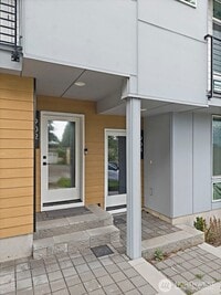 Building Photo - 902 N 86th St