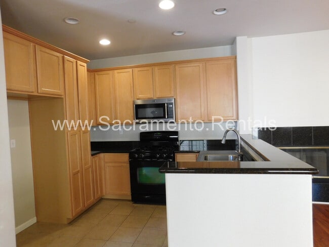 Building Photo - Wonderful 3 bd/2.5 ba Elk Grove Home with 2 Car Garage