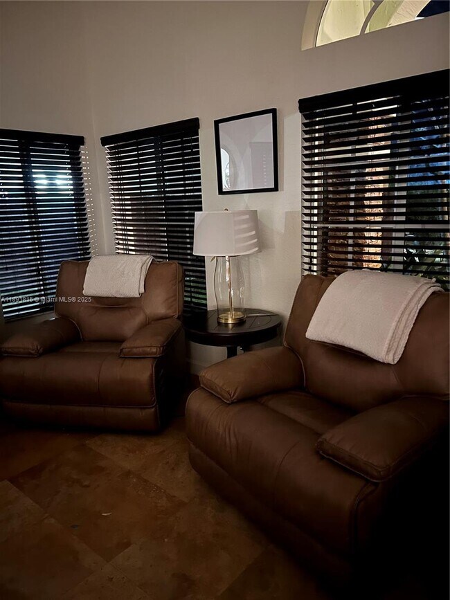 Building Photo - 3571 NE 11th Dr