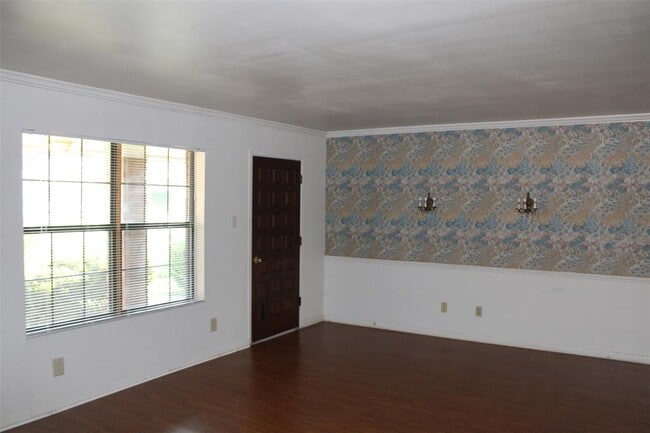 Building Photo - 535 W Prairie Lea St