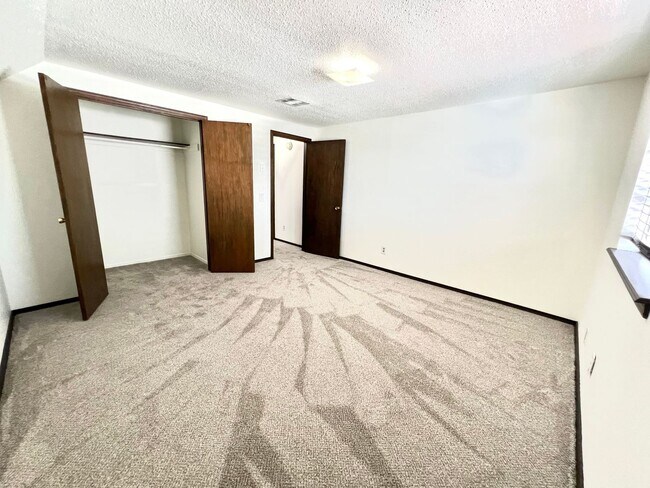 Building Photo - ?Spacious Home Near Tinker Airforce Base ?