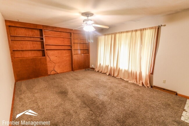 Building Photo - Lovely Single Family Home with Spacious Li...