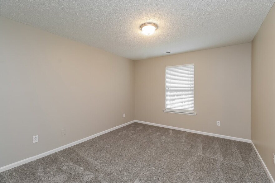 Building Photo - 2111 Hunters Trail Dr
