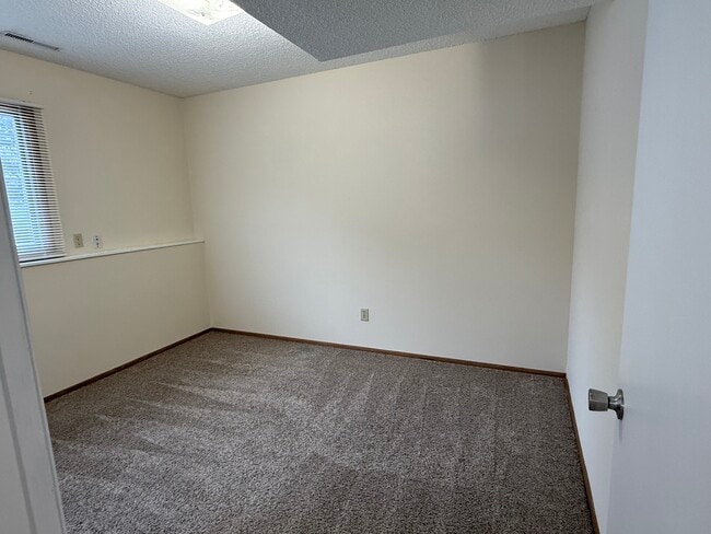 Building Photo - 2528 Birchview Ln