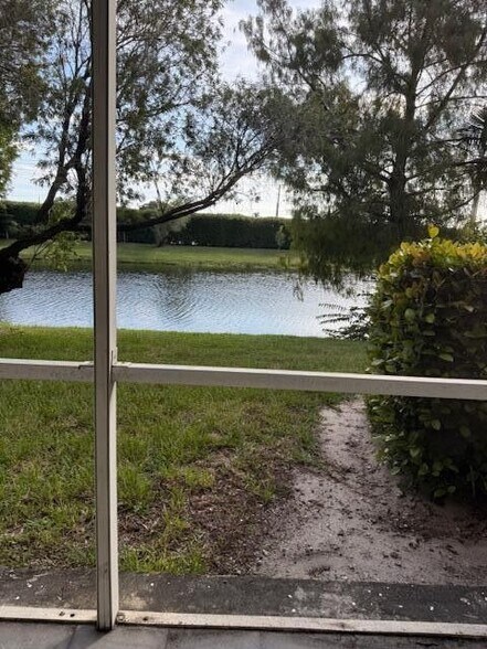 Building Photo - 815 W Boynton Beach Blvd