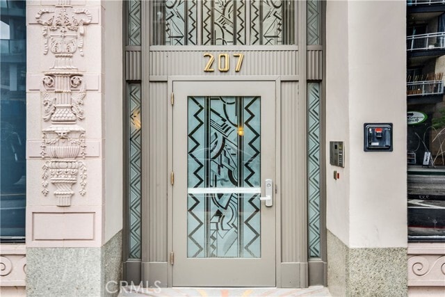 Building Photo - 207 E Broadway