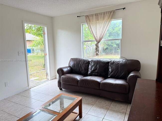 Building Photo - 1604 Cypress Dr