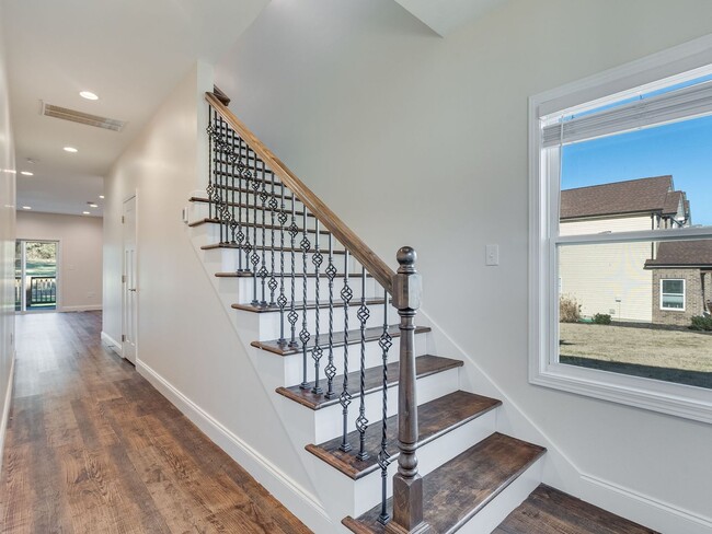 Building Photo - 3 Bedroom w/ Garage Townhome