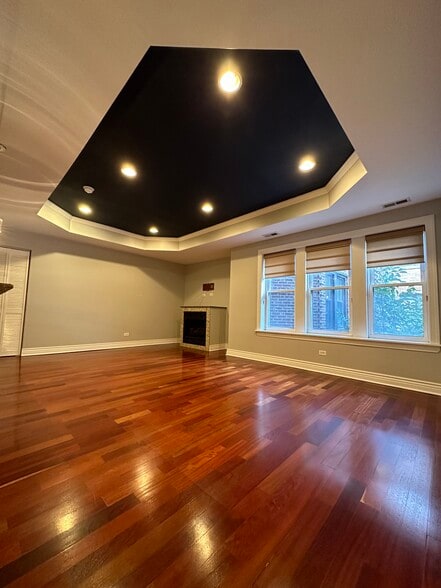 Building Photo - 528 W Cornelia Ave