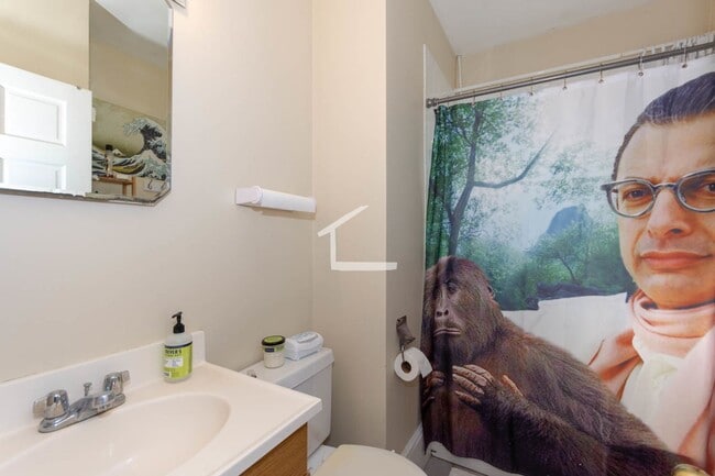 Building Photo - No Brokers Fee, In-Unit Washer and Dryer, Parking Included