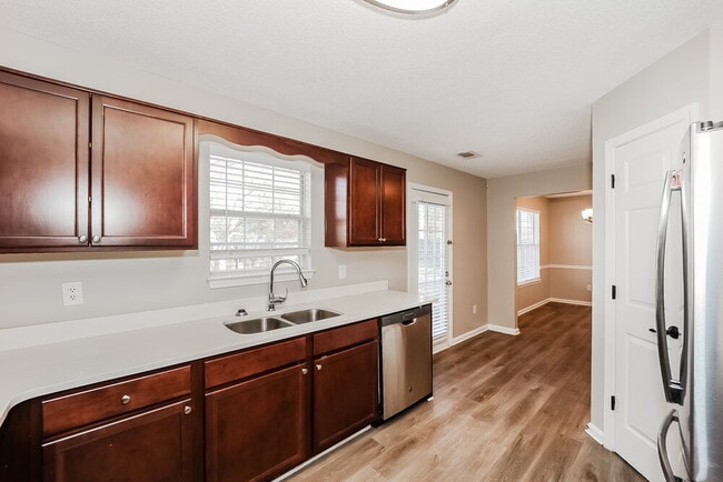 Building Photo - 15 Cityview Dr