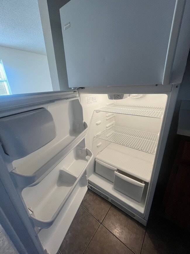 Building Photo - Townhouse with Garage!