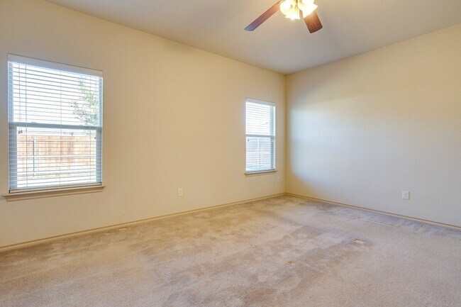 Building Photo - 4013 Lazy River Ranch Rd