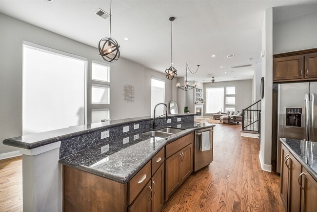 Building Photo - 904 Roy St