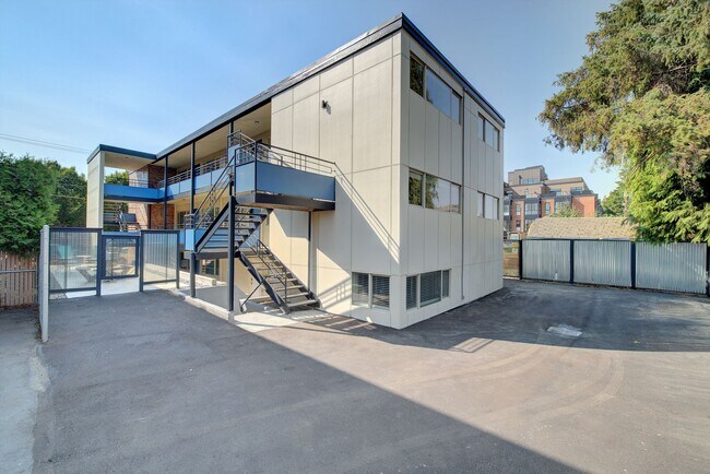 Building Photo - Spacious 1Bed/1Bath Ground Floor Apartment...