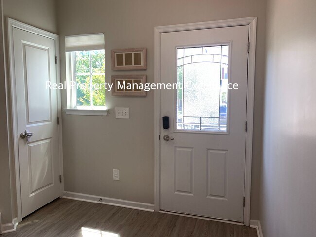 Building Photo - Gorgeous End-Unit TH In Desired Cary Location, Apply Now!