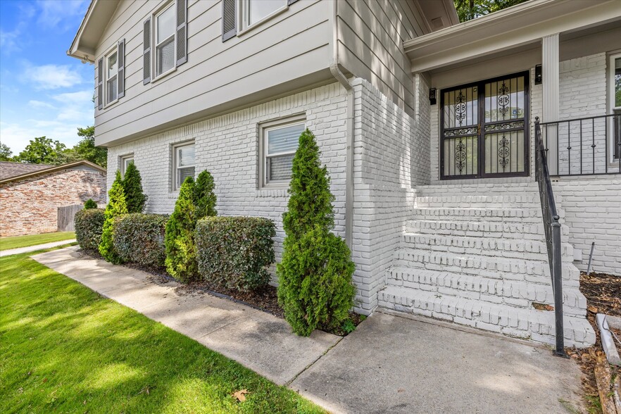 Building Photo - 1305 Hiwan Trail SE