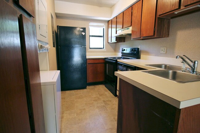 Building Photo - 1 Bedroom, 1.5 Bathroom at Timberlake Cond...