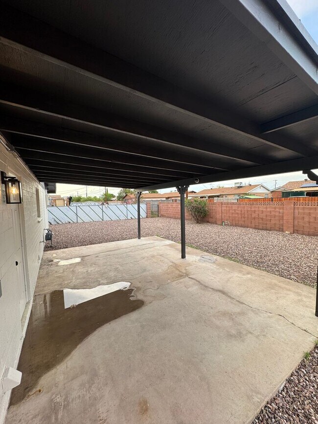Building Photo - Fully upgraded home with garage!