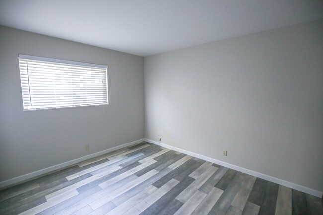 Building Photo - San Ramon Gardens Condo - 2 Bed and 1 Bath...