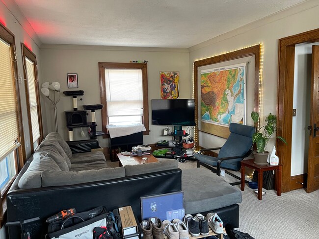Building Photo - 5-Bedroom House Close to U of M Campus