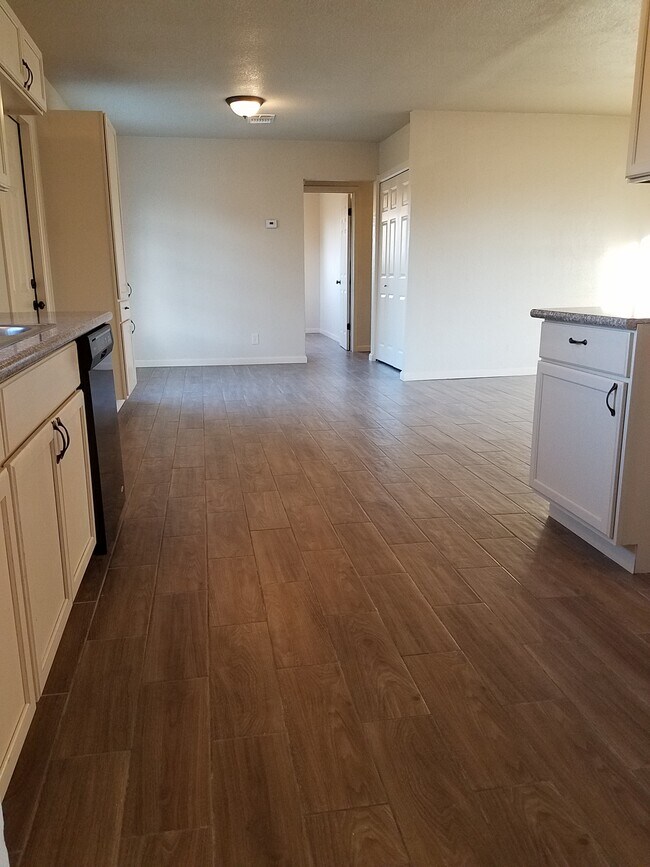 Building Photo - 5227 Vlg Gln Dr