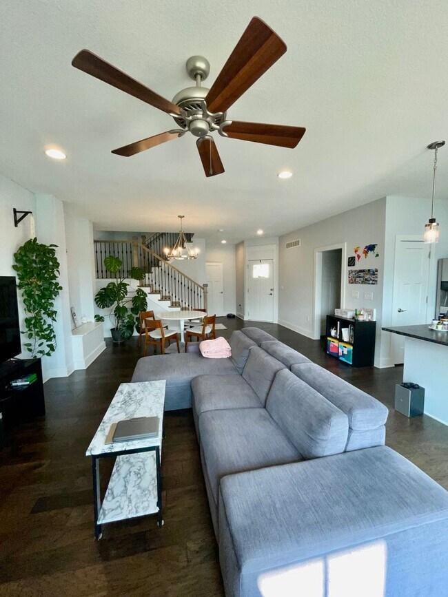 Building Photo - 4 Bedroom, 3 1/2 bathroom in Olathe!