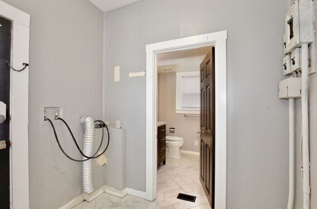 Building Photo - Beautiful 1/1 Spacious Apartment in the He...