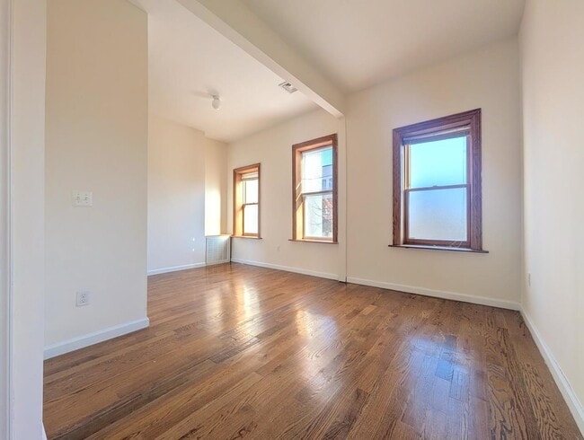 Building Photo - 246 Whiton St