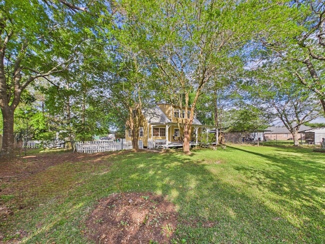 Building Photo - COMING SOON! Charming Cottage in the Center of Town