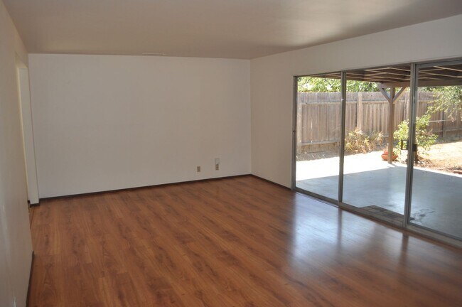 Building Photo - Very affordable Detached Single Family Hom...