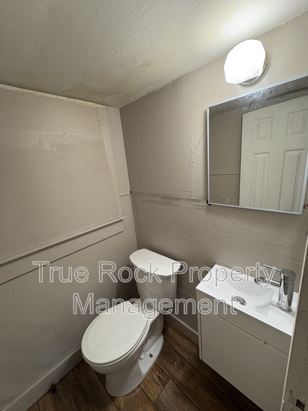 Building Photo - 631 W 5th