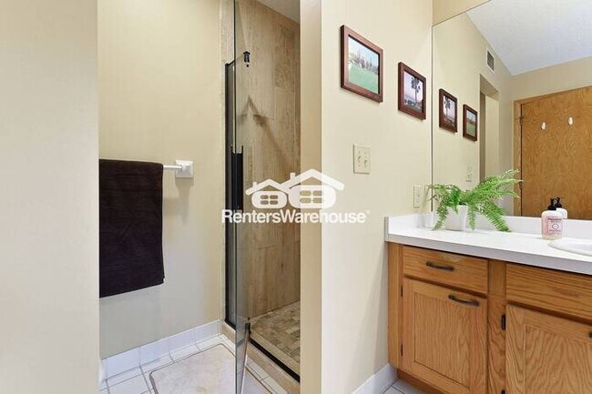 Building Photo - Available 12/1 - Beautiful Minnetonka Town...