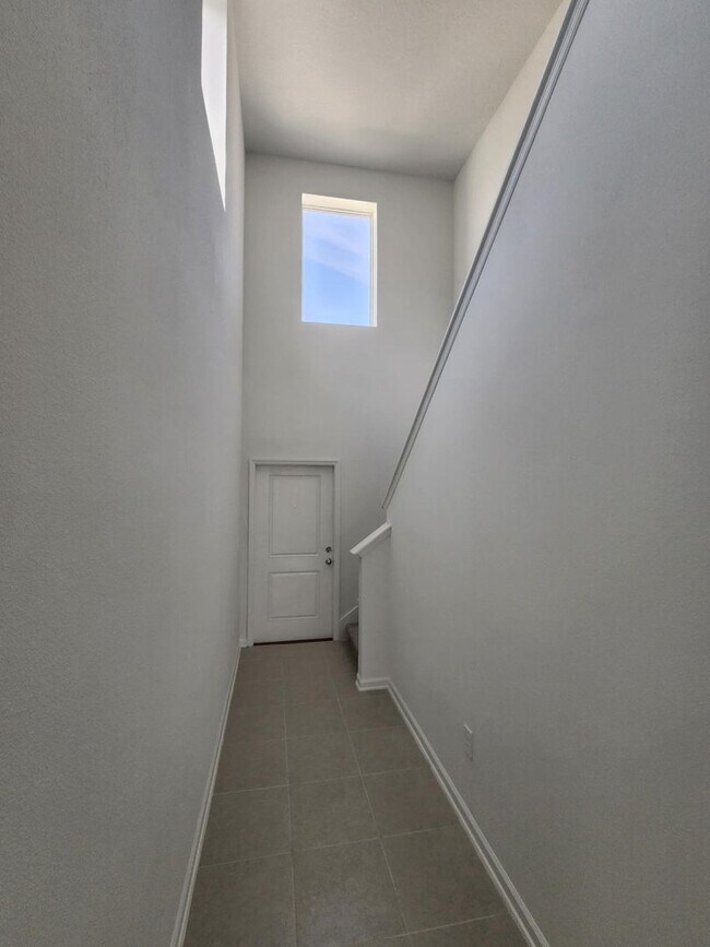 Building Photo - GORGEOUS 4-Bedroom Home in Lake Wales