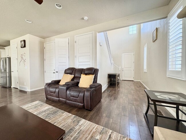Building Photo - 3 Bed, 2.5 Bath Lakeview Home (Upper Unit) with Private Yard in Quiet Neighborhood!