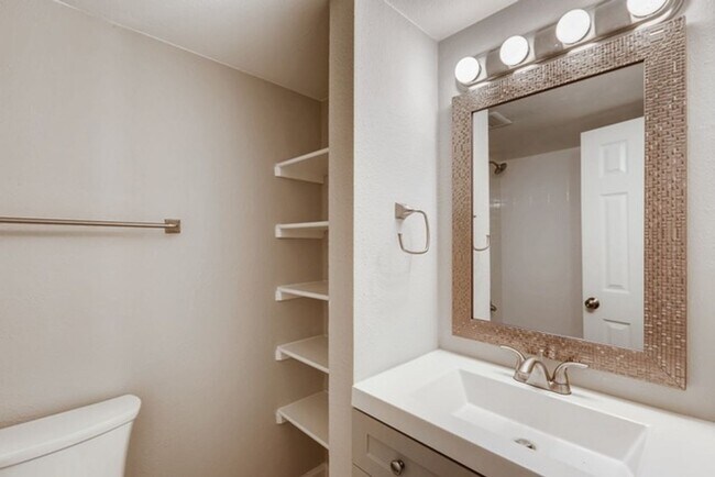 Building Photo - 3 Bedroom 2 Bathroom Condo in Lakewood!