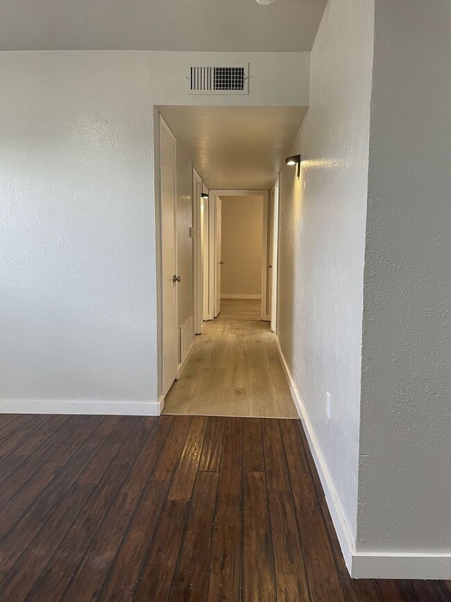 Building Photo - Newly renovated 3/1 with fenced back yard ...