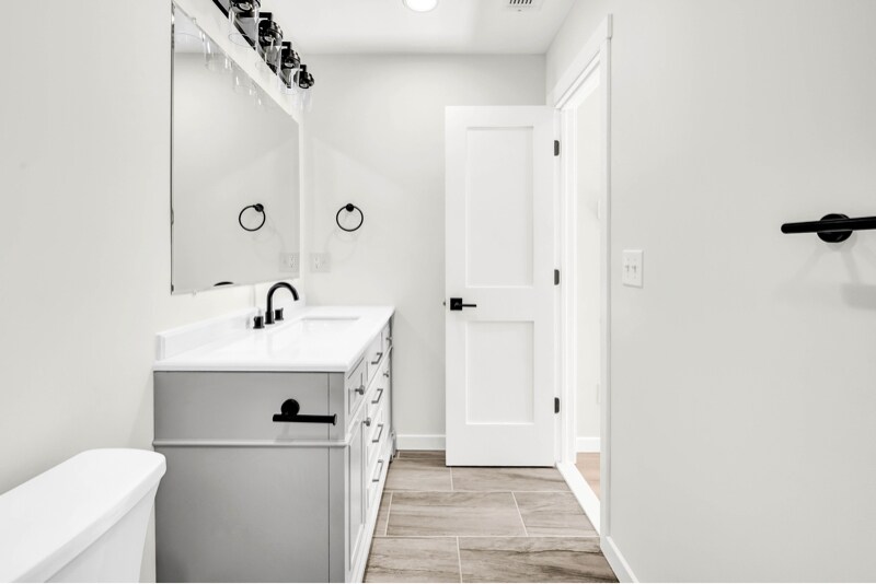 Building Photo - 670 E Main St