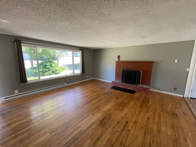 Building Photo - ***PENDING APPLICATION***Pet Friendly 3 Be...