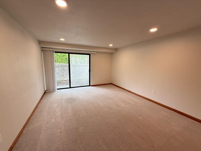 Building Photo - Updated 2BR Condo Near Juanita Village & Beach – Pool, Gym, Parking Included